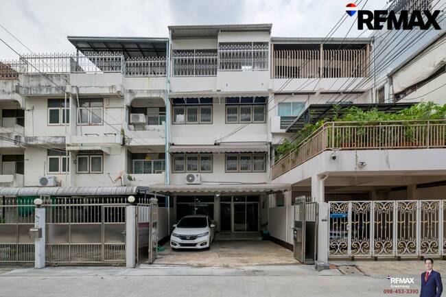 [บ้านสุขุมวิท @ EMDistrict โครต Rare!! แปลงใหญ่ 34 ตร.วา] (สุขุมวิท 31 ) หน้ากว้าง 5.4 เมตร TownHouse เรียกว่าอยู่โซน EMDistrict ได้เลย และเป็นหลังใหญ่ 4 ชั้น ที่จอดรถ 2 คันได้แบบหลวมๆ