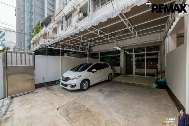 [บ้านสุขุมวิท @ EMDistrict โครต Rare!! แปลงใหญ่ 34 ตร.วา] (สุขุมวิท 31 ) หน้ากว้าง 5.4 เมตร TownHouse เรียกว่าอยู่โซน EMDistrict ได้เลย และเป็นหลังใหญ่ 4 ชั้น ที่จอดรถ 2 คันได้แบบหลวมๆ