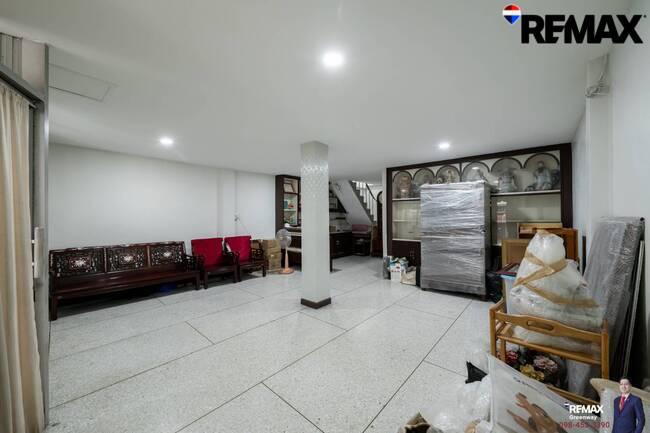 [บ้านสุขุมวิท @ EMDistrict โครต Rare!! แปลงใหญ่ 34 ตร.วา] (สุขุมวิท 31 ) หน้ากว้าง 5.4 เมตร TownHouse เรียกว่าอยู่โซน EMDistrict ได้เลย และเป็นหลังใหญ่ 4 ชั้น ที่จอดรถ 2 คันได้แบบหลวมๆ