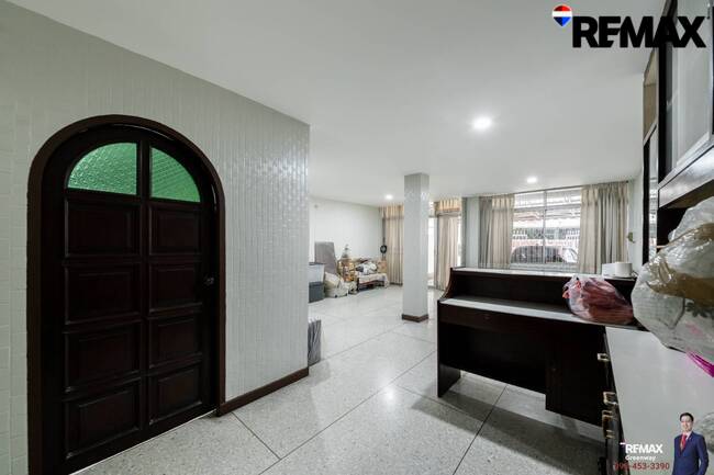 [บ้านสุขุมวิท @ EMDistrict โครต Rare!! แปลงใหญ่ 34 ตร.วา] (สุขุมวิท 31 ) หน้ากว้าง 5.4 เมตร TownHouse เรียกว่าอยู่โซน EMDistrict ได้เลย และเป็นหลังใหญ่ 4 ชั้น ที่จอดรถ 2 คันได้แบบหลวมๆ