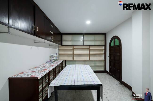 [บ้านสุขุมวิท @ EMDistrict โครต Rare!! แปลงใหญ่ 34 ตร.วา] (สุขุมวิท 31 ) หน้ากว้าง 5.4 เมตร TownHouse เรียกว่าอยู่โซน EMDistrict ได้เลย และเป็นหลังใหญ่ 4 ชั้น ที่จอดรถ 2 คันได้แบบหลวมๆ