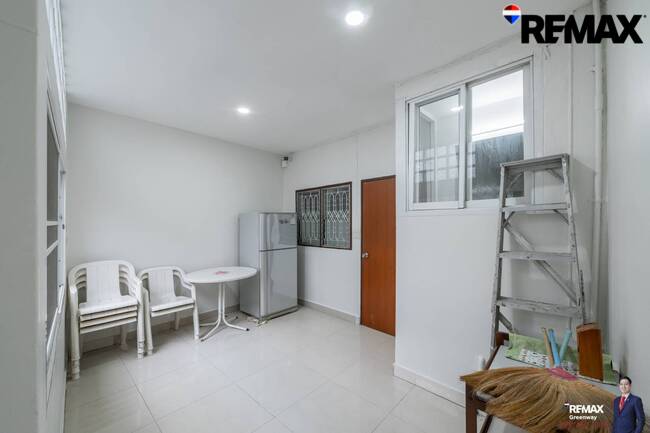 [บ้านสุขุมวิท @ EMDistrict โครต Rare!! แปลงใหญ่ 34 ตร.วา] (สุขุมวิท 31 ) หน้ากว้าง 5.4 เมตร TownHouse เรียกว่าอยู่โซน EMDistrict ได้เลย และเป็นหลังใหญ่ 4 ชั้น ที่จอดรถ 2 คันได้แบบหลวมๆ