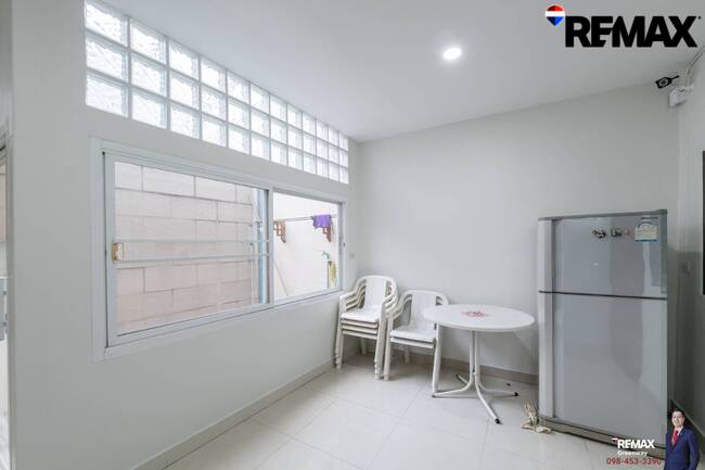 [บ้านสุขุมวิท @ EMDistrict โครต Rare!! แปลงใหญ่ 34 ตร.วา] (สุขุมวิท 31 ) หน้ากว้าง 5.4 เมตร TownHouse เรียกว่าอยู่โซน EMDistrict ได้เลย และเป็นหลังใหญ่ 4 ชั้น ที่จอดรถ 2 คันได้แบบหลวมๆ
