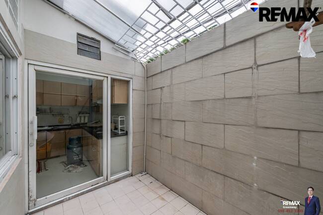 [บ้านสุขุมวิท @ EMDistrict โครต Rare!! แปลงใหญ่ 34 ตร.วา] (สุขุมวิท 31 ) หน้ากว้าง 5.4 เมตร TownHouse เรียกว่าอยู่โซน EMDistrict ได้เลย และเป็นหลังใหญ่ 4 ชั้น ที่จอดรถ 2 คันได้แบบหลวมๆ