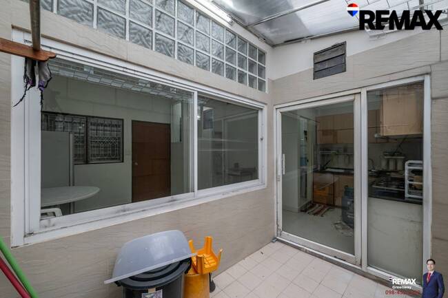 [บ้านสุขุมวิท @ EMDistrict โครต Rare!! แปลงใหญ่ 34 ตร.วา] (สุขุมวิท 31 ) หน้ากว้าง 5.4 เมตร TownHouse เรียกว่าอยู่โซน EMDistrict ได้เลย และเป็นหลังใหญ่ 4 ชั้น ที่จอดรถ 2 คันได้แบบหลวมๆ