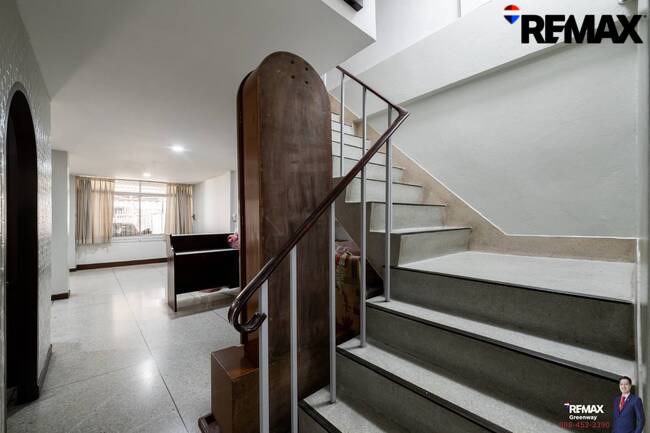 [บ้านสุขุมวิท @ EMDistrict โครต Rare!! แปลงใหญ่ 34 ตร.วา] (สุขุมวิท 31 ) หน้ากว้าง 5.4 เมตร TownHouse เรียกว่าอยู่โซน EMDistrict ได้เลย และเป็นหลังใหญ่ 4 ชั้น ที่จอดรถ 2 คันได้แบบหลวมๆ