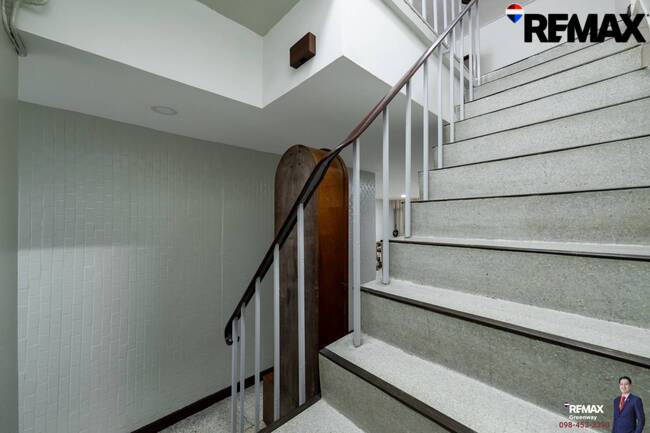 [บ้านสุขุมวิท @ EMDistrict โครต Rare!! แปลงใหญ่ 34 ตร.วา] (สุขุมวิท 31 ) หน้ากว้าง 5.4 เมตร TownHouse เรียกว่าอยู่โซน EMDistrict ได้เลย และเป็นหลังใหญ่ 4 ชั้น ที่จอดรถ 2 คันได้แบบหลวมๆ