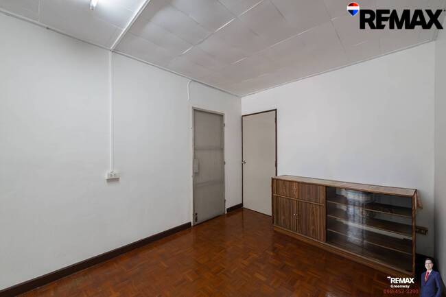 [บ้านสุขุมวิท @ EMDistrict โครต Rare!! แปลงใหญ่ 34 ตร.วา] (สุขุมวิท 31 ) หน้ากว้าง 5.4 เมตร TownHouse เรียกว่าอยู่โซน EMDistrict ได้เลย และเป็นหลังใหญ่ 4 ชั้น ที่จอดรถ 2 คันได้แบบหลวมๆ