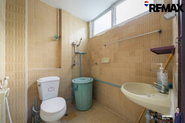 [บ้านสุขุมวิท @ EMDistrict โครต Rare!! แปลงใหญ่ 34 ตร.วา] (สุขุมวิท 31 ) หน้ากว้าง 5.4 เมตร TownHouse เรียกว่าอยู่โซน EMDistrict ได้เลย และเป็นหลังใหญ่ 4 ชั้น ที่จอดรถ 2 คันได้แบบหลวมๆ