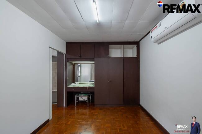 [บ้านสุขุมวิท @ EMDistrict โครต Rare!! แปลงใหญ่ 34 ตร.วา] (สุขุมวิท 31 ) หน้ากว้าง 5.4 เมตร TownHouse เรียกว่าอยู่โซน EMDistrict ได้เลย และเป็นหลังใหญ่ 4 ชั้น ที่จอดรถ 2 คันได้แบบหลวมๆ