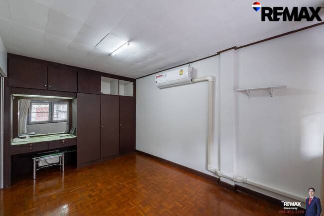 [บ้านสุขุมวิท @ EMDistrict โครต Rare!! แปลงใหญ่ 34 ตร.วา] (สุขุมวิท 31 ) หน้ากว้าง 5.4 เมตร TownHouse เรียกว่าอยู่โซน EMDistrict ได้เลย และเป็นหลังใหญ่ 4 ชั้น ที่จอดรถ 2 คันได้แบบหลวมๆ