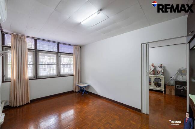 [บ้านสุขุมวิท @ EMDistrict โครต Rare!! แปลงใหญ่ 34 ตร.วา] (สุขุมวิท 31 ) หน้ากว้าง 5.4 เมตร TownHouse เรียกว่าอยู่โซน EMDistrict ได้เลย และเป็นหลังใหญ่ 4 ชั้น ที่จอดรถ 2 คันได้แบบหลวมๆ