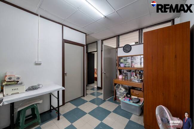 [บ้านสุขุมวิท @ EMDistrict โครต Rare!! แปลงใหญ่ 34 ตร.วา] (สุขุมวิท 31 ) หน้ากว้าง 5.4 เมตร TownHouse เรียกว่าอยู่โซน EMDistrict ได้เลย และเป็นหลังใหญ่ 4 ชั้น ที่จอดรถ 2 คันได้แบบหลวมๆ