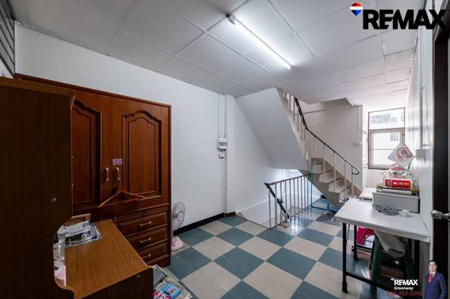 [บ้านสุขุมวิท @ EMDistrict โครต Rare!! แปลงใหญ่ 34 ตร.วา] (สุขุมวิท 31 ) หน้ากว้าง 5.4 เมตร TownHouse เรียกว่าอยู่โซน EMDistrict ได้เลย และเป็นหลังใหญ่ 4 ชั้น ที่จอดรถ 2 คันได้แบบหลวมๆ