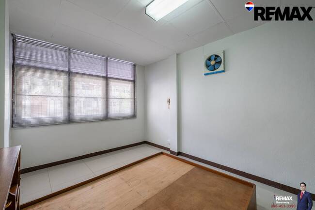 [บ้านสุขุมวิท @ EMDistrict โครต Rare!! แปลงใหญ่ 34 ตร.วา] (สุขุมวิท 31 ) หน้ากว้าง 5.4 เมตร TownHouse เรียกว่าอยู่โซน EMDistrict ได้เลย และเป็นหลังใหญ่ 4 ชั้น ที่จอดรถ 2 คันได้แบบหลวมๆ
