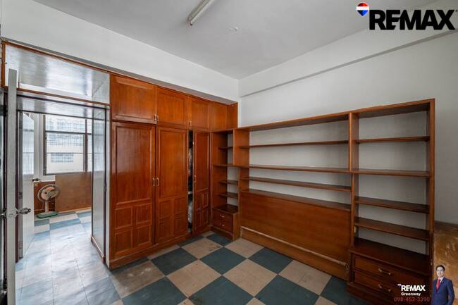 [บ้านสุขุมวิท @ EMDistrict โครต Rare!! แปลงใหญ่ 34 ตร.วา] (สุขุมวิท 31 ) หน้ากว้าง 5.4 เมตร TownHouse เรียกว่าอยู่โซน EMDistrict ได้เลย และเป็นหลังใหญ่ 4 ชั้น ที่จอดรถ 2 คันได้แบบหลวมๆ