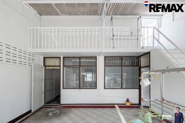 [บ้านสุขุมวิท @ EMDistrict โครต Rare!! แปลงใหญ่ 34 ตร.วา] (สุขุมวิท 31 ) หน้ากว้าง 5.4 เมตร TownHouse เรียกว่าอยู่โซน EMDistrict ได้เลย และเป็นหลังใหญ่ 4 ชั้น ที่จอดรถ 2 คันได้แบบหลวมๆ
