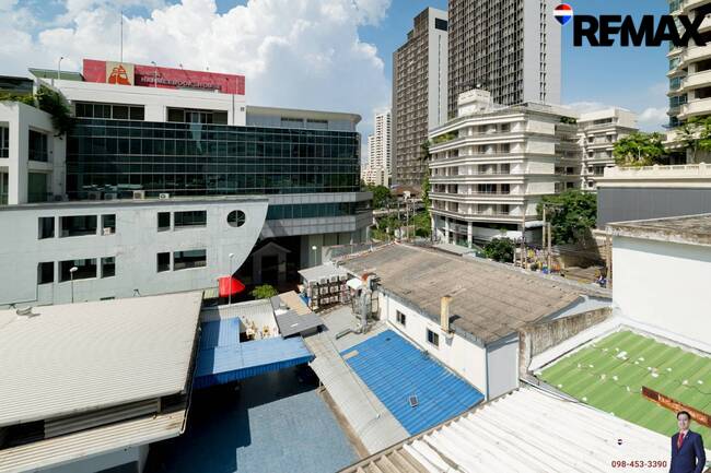 [บ้านสุขุมวิท @ EMDistrict โครต Rare!! แปลงใหญ่ 34 ตร.วา] (สุขุมวิท 31 ) หน้ากว้าง 5.4 เมตร TownHouse เรียกว่าอยู่โซน EMDistrict ได้เลย และเป็นหลังใหญ่ 4 ชั้น ที่จอดรถ 2 คันได้แบบหลวมๆ