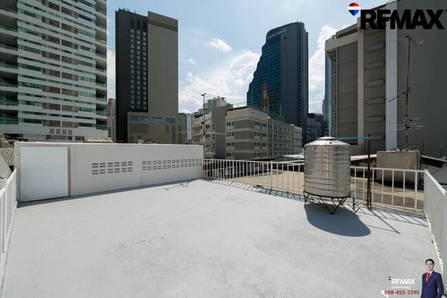 [บ้านสุขุมวิท @ EMDistrict โครต Rare!! แปลงใหญ่ 34 ตร.วา] (สุขุมวิท 31 ) หน้ากว้าง 5.4 เมตร TownHouse เรียกว่าอยู่โซน EMDistrict ได้เลย และเป็นหลังใหญ่ 4 ชั้น ที่จอดรถ 2 คันได้แบบหลวมๆ