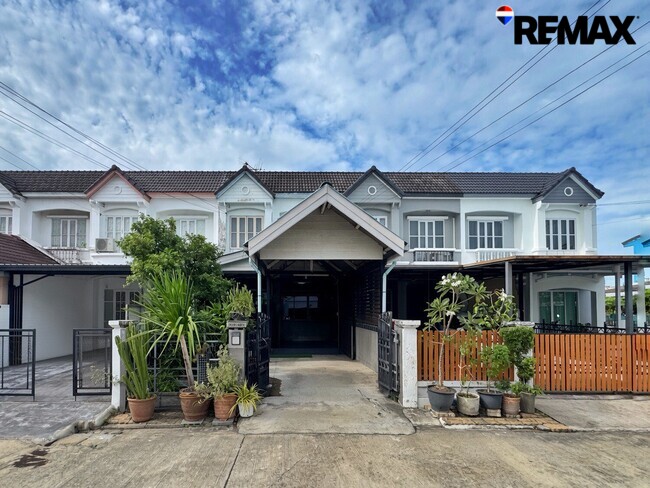 ขายด่วน 2.19 ลบ. ทาวน์เฮาส์ Land & Houses ม.บุศรินทร์ (บ้านกล้วย-ไทรน้อย) นนทบุรี 3 นอน 35 ตร.ว. หลังบ้านไม่ชนใคร ลมพัดเย็นทั้งวัน