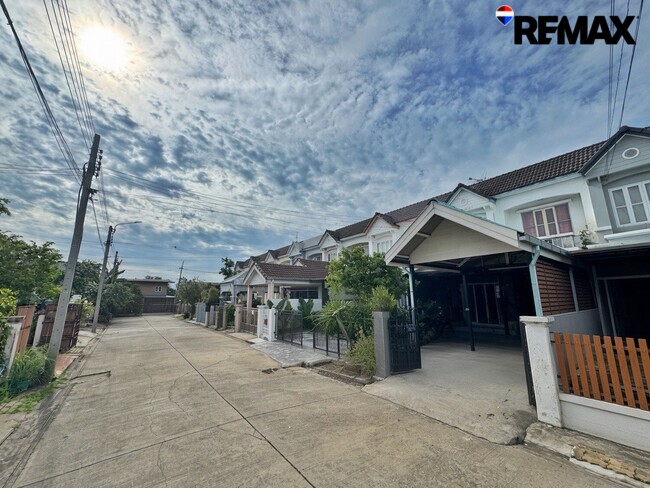 ขายด่วน 2.19 ลบ. ทาวน์เฮาส์ Land & Houses ม.บุศรินทร์ (บ้านกล้วย-ไทรน้อย) นนทบุรี 3 นอน 35 ตร.ว. หลังบ้านไม่ชนใคร ลมพัดเย็นทั้งวัน