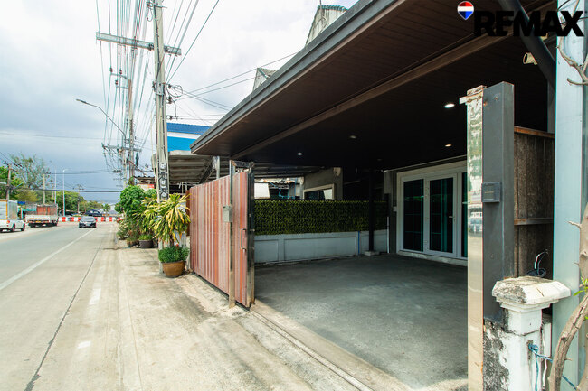 ขายทาวน์โฮม ติดถนนศาลาธรรมสพน์ ทวีวัฒนา-พุทธมณฑลสาย 2 ทำเลดี พร้อมตกแต่งชั้นล่าง
