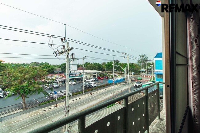 ขายทาวน์โฮม ติดถนนศาลาธรรมสพน์ ทวีวัฒนา-พุทธมณฑลสาย 2 ทำเลดี พร้อมตกแต่งชั้นล่าง