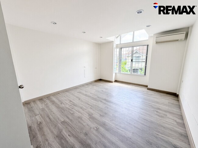 ขายทาวน์โฮม รีโนเวทใหม่ ศุภาลัยวิลล์ รัตนาธิเบศร์ 3 ห้องนอน 2.29 ล้านบาท