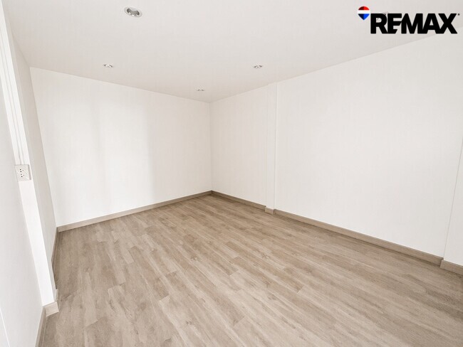 ขายทาวน์โฮม รีโนเวทใหม่ ศุภาลัยวิลล์ รัตนาธิเบศร์ 3 ห้องนอน 2.29 ล้านบาท