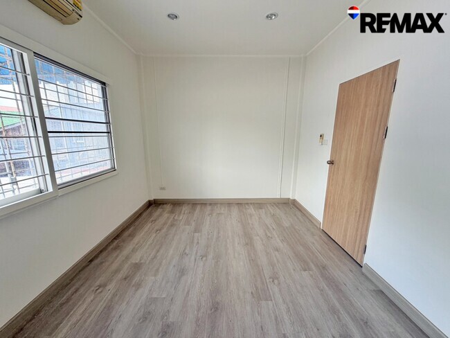 ขายทาวน์โฮม รีโนเวทใหม่ ศุภาลัยวิลล์ รัตนาธิเบศร์ 3 ห้องนอน 2.29 ล้านบาท