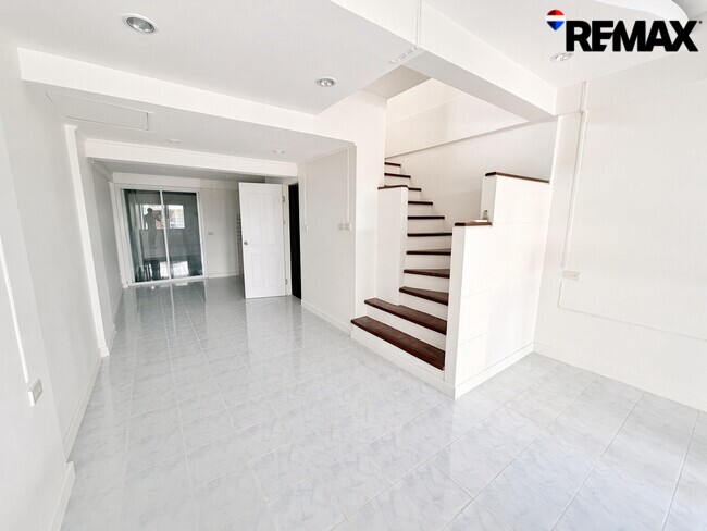ขายทาวน์โฮม รีโนเวทใหม่ ศุภาลัยวิลล์ รัตนาธิเบศร์ 3 ห้องนอน 2.29 ล้านบาท