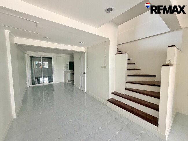 ขายทาวน์โฮม รีโนเวทใหม่ ศุภาลัยวิลล์ รัตนาธิเบศร์ 3 ห้องนอน 2.29 ล้านบาท