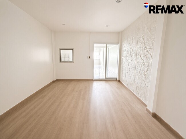 ขายทาวน์โฮม รีโนเวทใหม่ ศุภาลัยวิลล์ รัตนาธิเบศร์ 3 ห้องนอน 2.29 ล้านบาท