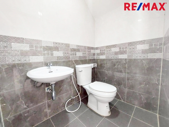 ขายตึกแถว 2 ชั้น เมืองนครปฐม ใกล้สำนักงานประกันสังคม สภาพใหม่