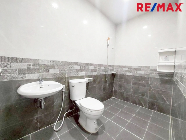 ขายตึกแถว 2 ชั้น เมืองนครปฐม ใกล้สำนักงานประกันสังคม สภาพใหม่