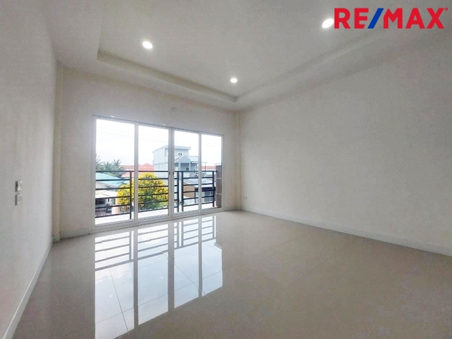 ขายตึกแถว 2 ชั้น เมืองนครปฐม ใกล้สำนักงานประกันสังคม สภาพใหม่