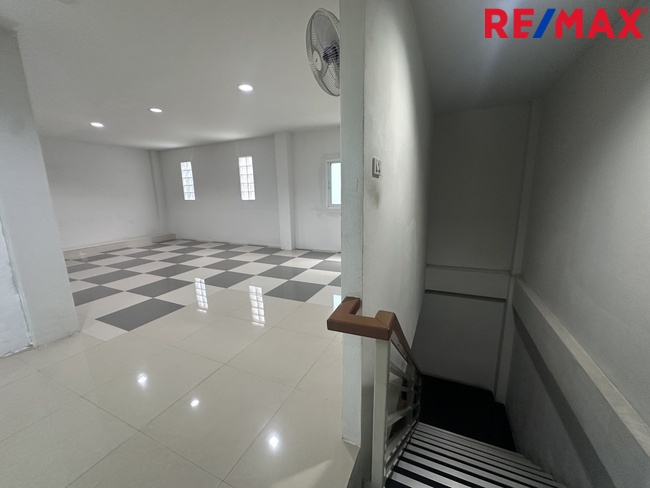 ขายอาคารพาณิชย์ 2 ห้อง ธนบุรีคอมเพล็กซ์ พระราม 2 ซอย 60(ซอยการไฟฟ้าบางขุนเทียน) ต่อเติมพร้อมใช้งาน ถนนซอยกว้าง จอดรถสะดวก ทำเลใกล้ถนนใหญ่ รวมแหล่งธุรกิจหลากหลาย ราคา 12 ล้านบาท