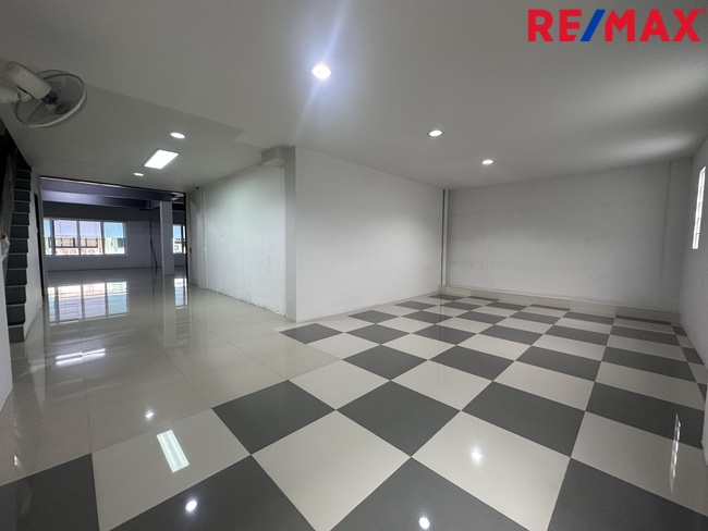 ขายอาคารพาณิชย์ 2 ห้อง ธนบุรีคอมเพล็กซ์ พระราม 2 ซอย 60(ซอยการไฟฟ้าบางขุนเทียน) ต่อเติมพร้อมใช้งาน ถนนซอยกว้าง จอดรถสะดวก ทำเลใกล้ถนนใหญ่ รวมแหล่งธุรกิจหลากหลาย ราคา 12 ล้านบาท