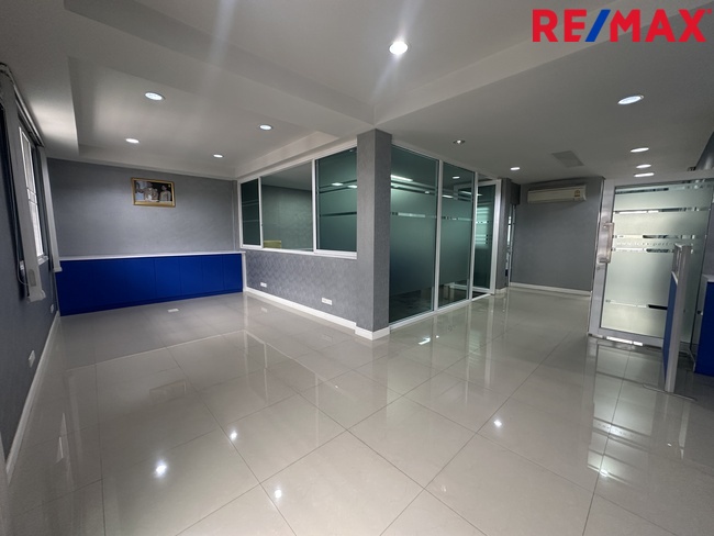 ขายอาคารพาณิชย์ 2 ห้อง ธนบุรีคอมเพล็กซ์ พระราม 2 ซอย 60(ซอยการไฟฟ้าบางขุนเทียน) ต่อเติมพร้อมใช้งาน ถนนซอยกว้าง จอดรถสะดวก ทำเลใกล้ถนนใหญ่ รวมแหล่งธุรกิจหลากหลาย ราคา 12 ล้านบาท