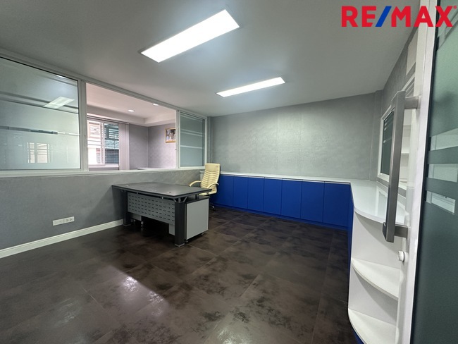 ขายอาคารพาณิชย์ 2 ห้อง ธนบุรีคอมเพล็กซ์ พระราม 2 ซอย 60(ซอยการไฟฟ้าบางขุนเทียน) ต่อเติมพร้อมใช้งาน ถนนซอยกว้าง จอดรถสะดวก ทำเลใกล้ถนนใหญ่ รวมแหล่งธุรกิจหลากหลาย ราคา 12 ล้านบาท