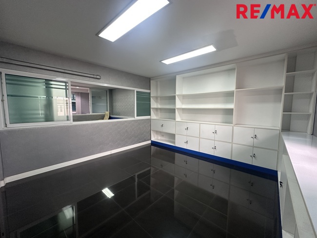 ขายอาคารพาณิชย์ 2 ห้อง ธนบุรีคอมเพล็กซ์ พระราม 2 ซอย 60(ซอยการไฟฟ้าบางขุนเทียน) ต่อเติมพร้อมใช้งาน ถนนซอยกว้าง จอดรถสะดวก ทำเลใกล้ถนนใหญ่ รวมแหล่งธุรกิจหลากหลาย ราคา 12 ล้านบาท