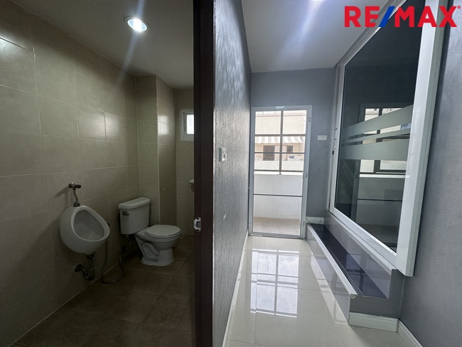 ขายอาคารพาณิชย์ 2 ห้อง ธนบุรีคอมเพล็กซ์ พระราม 2 ซอย 60(ซอยการไฟฟ้าบางขุนเทียน) ต่อเติมพร้อมใช้งาน ถนนซอยกว้าง จอดรถสะดวก ทำเลใกล้ถนนใหญ่ รวมแหล่งธุรกิจหลากหลาย ราคา 12 ล้านบาท