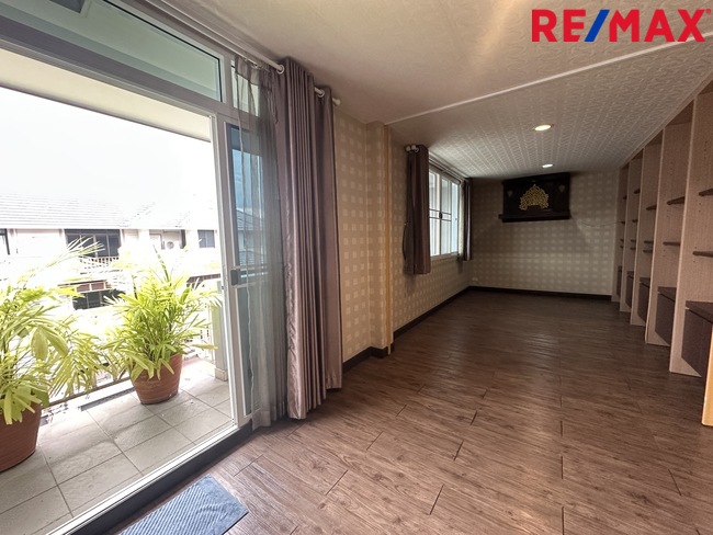 ขายอาคารพาณิชย์ 2 ห้อง ธนบุรีคอมเพล็กซ์ พระราม 2 ซอย 60(ซอยการไฟฟ้าบางขุนเทียน) ต่อเติมพร้อมใช้งาน ถนนซอยกว้าง จอดรถสะดวก ทำเลใกล้ถนนใหญ่ รวมแหล่งธุรกิจหลากหลาย ราคา 12 ล้านบาท