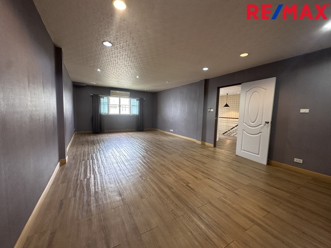 ขายอาคารพาณิชย์ 2 ห้อง ธนบุรีคอมเพล็กซ์ พระราม 2 ซอย 60(ซอยการไฟฟ้าบางขุนเทียน) ต่อเติมพร้อมใช้งาน ถนนซอยกว้าง จอดรถสะดวก ทำเลใกล้ถนนใหญ่ รวมแหล่งธุรกิจหลากหลาย ราคา 12 ล้านบาท