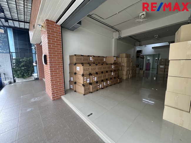 ขายอาคารพาณิชย์ 2 ห้อง ธนบุรีคอมเพล็กซ์ พระราม 2 ซอย 60(ซอยการไฟฟ้าบางขุนเทียน) ต่อเติมพร้อมใช้งาน ถนนซอยกว้าง จอดรถสะดวก ทำเลใกล้ถนนใหญ่ รวมแหล่งธุรกิจหลากหลาย ราคา 12 ล้านบาท