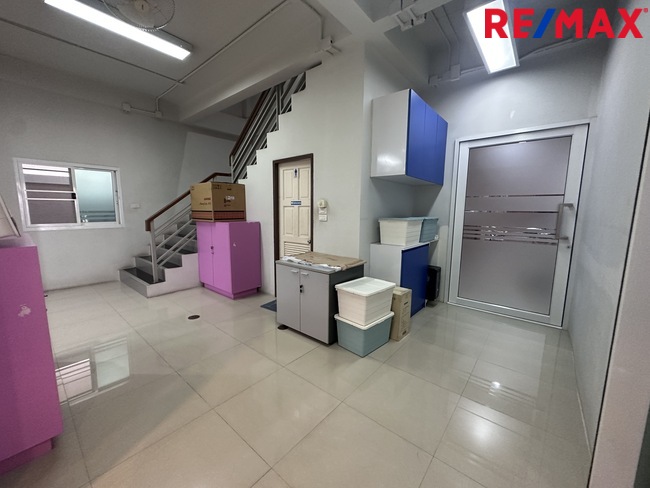 ขายอาคารพาณิชย์ 2 ห้อง ธนบุรีคอมเพล็กซ์ พระราม 2 ซอย 60(ซอยการไฟฟ้าบางขุนเทียน) ต่อเติมพร้อมใช้งาน ถนนซอยกว้าง จอดรถสะดวก ทำเลใกล้ถนนใหญ่ รวมแหล่งธุรกิจหลากหลาย ราคา 12 ล้านบาท