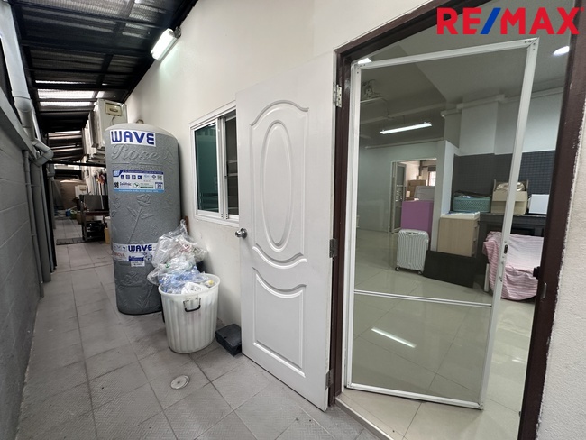 ขายอาคารพาณิชย์ 2 ห้อง ธนบุรีคอมเพล็กซ์ พระราม 2 ซอย 60(ซอยการไฟฟ้าบางขุนเทียน) ต่อเติมพร้อมใช้งาน ถนนซอยกว้าง จอดรถสะดวก ทำเลใกล้ถนนใหญ่ รวมแหล่งธุรกิจหลากหลาย ราคา 12 ล้านบาท