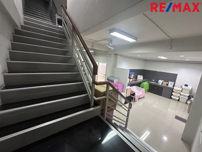 ขายอาคารพาณิชย์ 2 ห้อง ธนบุรีคอมเพล็กซ์ พระราม 2 ซอย 60(ซอยการไฟฟ้าบางขุนเทียน) ต่อเติมพร้อมใช้งาน ถนนซอยกว้าง จอดรถสะดวก ทำเลใกล้ถนนใหญ่ รวมแหล่งธุรกิจหลากหลาย ราคา 12 ล้านบาท