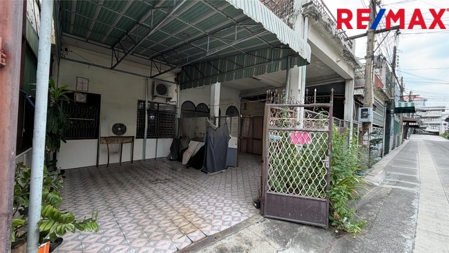 ขายบ้านพระราม3 เป็นตึกแถว3ชั้น ซอยสาธุประดิษฐ์15 แยก6 ใกล้เซ็นทรัล พระราม 3 เพียง 5 นาที