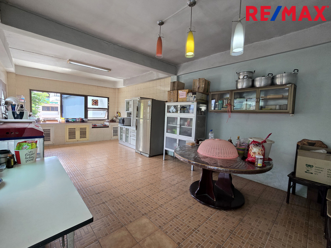 ขายอาคารพาณิชย์ 3.5 ชั้น 3 คูหา พระราม 2 ซอยสะแกงาม 35/3 พื้นที่ใหญ่ เหมาะทำธุรกิจ